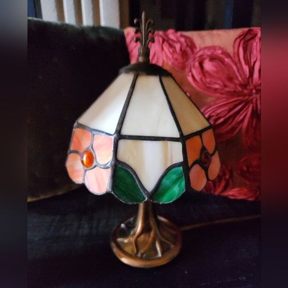 ❤️SOLD❤️ Tiffany Style Stained Glass Flower Accent Lamp - Picture 4 of 5
